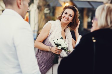 Mutlu neşeli şık gelin portresi