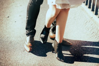 şık çalışan iki çift bacak