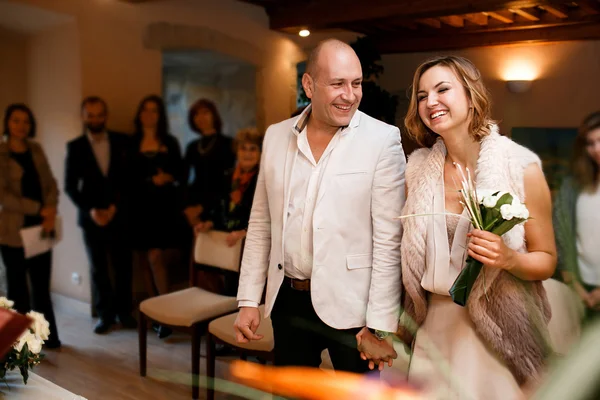 Sorrindo noiva rica e elegante e noivo — Fotografia de Stock