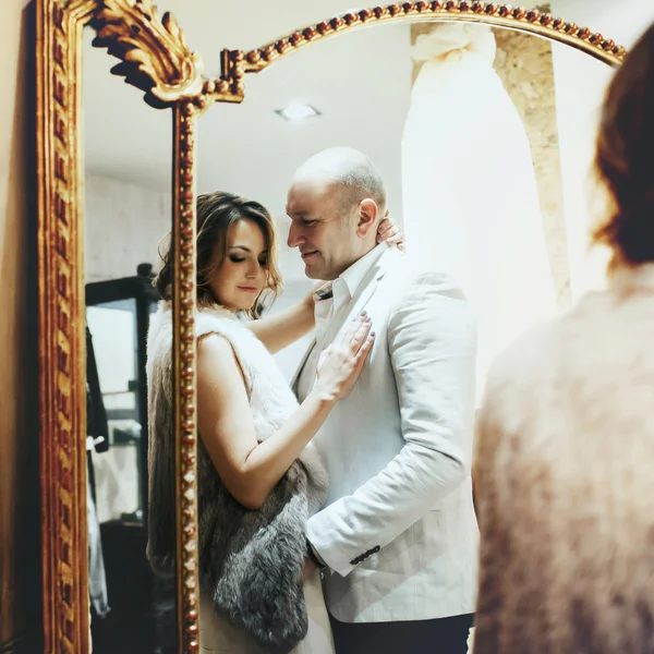 反射穏やかなロマンチックな花嫁と花婿 — ストック写真
