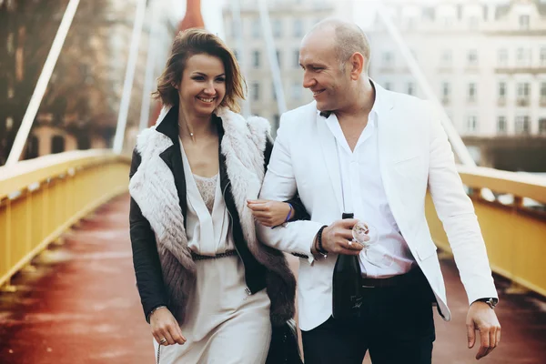 세련 된 아름 다운 행복 한 신부 및 신랑 — 스톡 사진