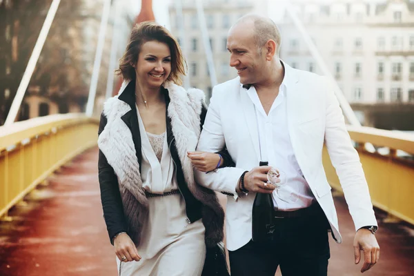 Elegante bella sposa felice e sposo — Foto Stock