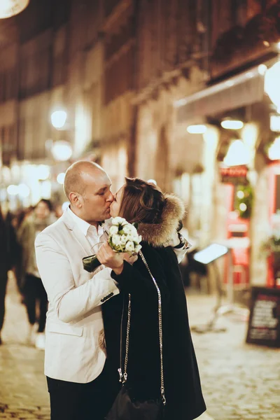 Élégant belle mariée heureuse et marié — Photo