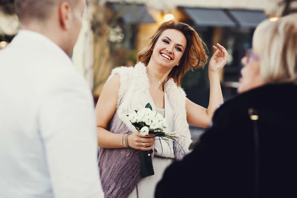 Ritratto di felice sposa elegante gioiosa — Foto Stock