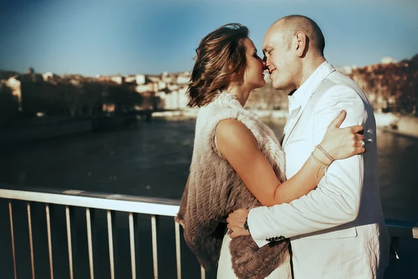 Elegante bella ricca sposa e sposo — Foto Stock