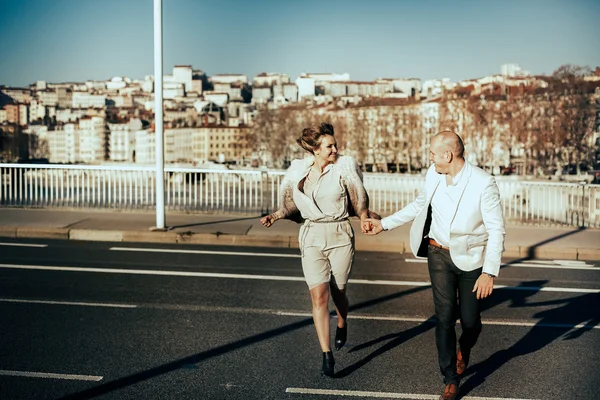 Noiva e noivo andando — Fotografia de Stock