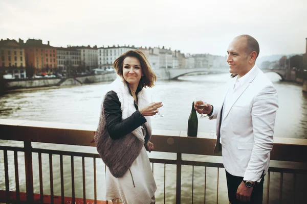 Sposa e sposo a piedi e bere champagne — Foto Stock