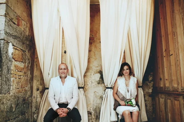 Lyckliga brudparet sitter — Stockfoto