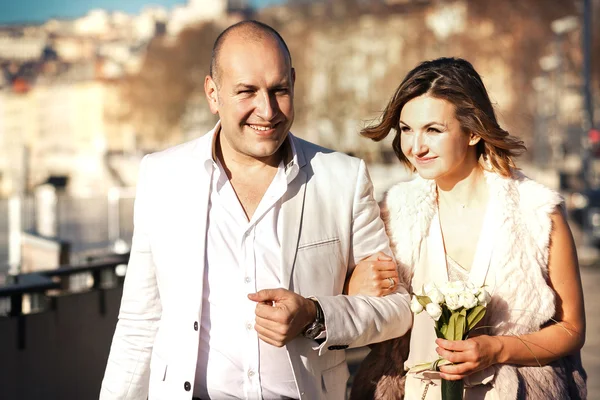 Bruden och brudgummen gå på en solig dag — Stockfoto