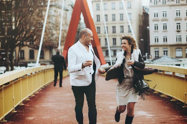 Felice sposa e sposo a piedi — Foto Stock