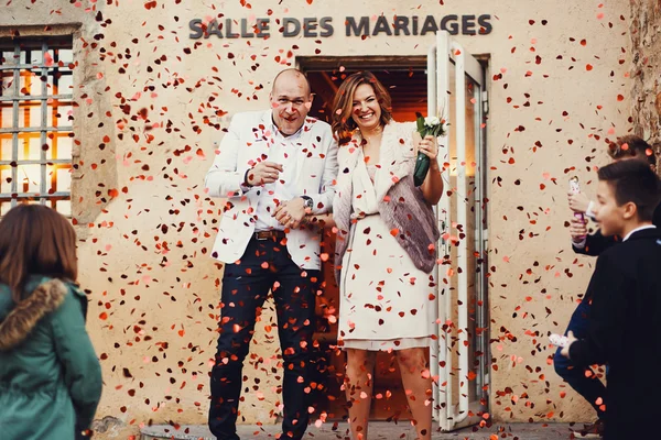 Sposa e sposo sorridente — Foto Stock