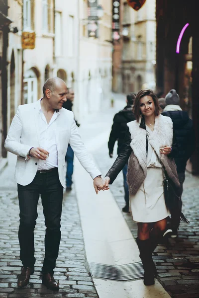 Sposa e sposo che si tengono per mano — Foto Stock