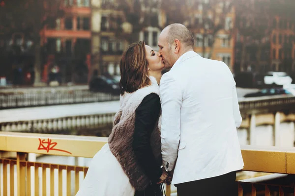 Bride and groom walking and kissing — Stock Photo, Image