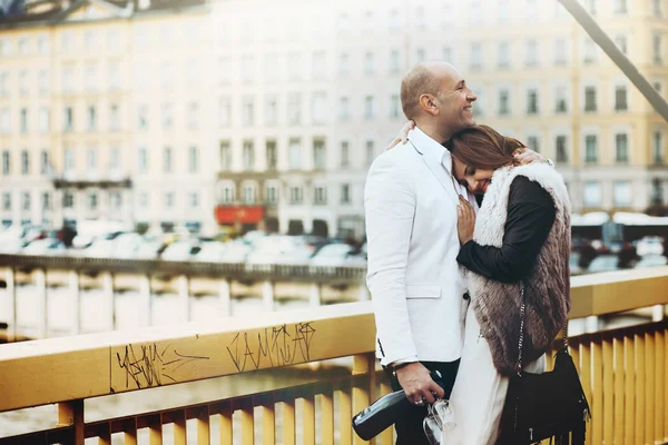 Mariée et marié câlin sur le pont — Photo