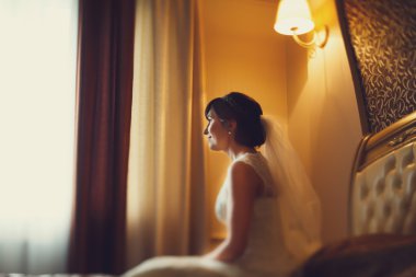 gülümseyen mutlu gelin