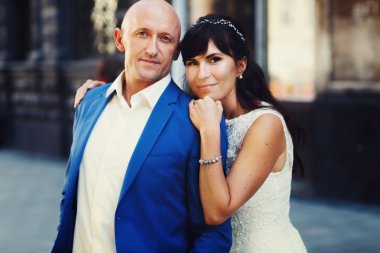 esmer gelin kel damat sarılma