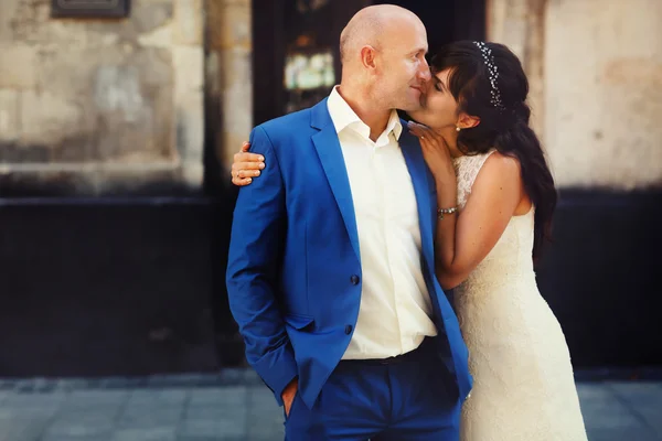 Sposa abbracciare baci allo sposo — Foto Stock