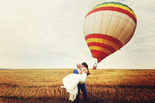ハゲの新郎を保持するブルネットの花嫁 — ストック写真