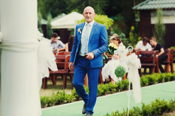 Freudig glückliche Braut im blauen Anzug — Stockfoto