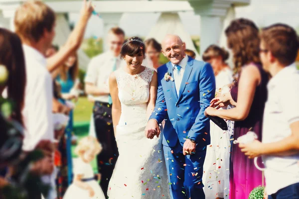 Guests Throwing Confetti — Stock Photo, Image