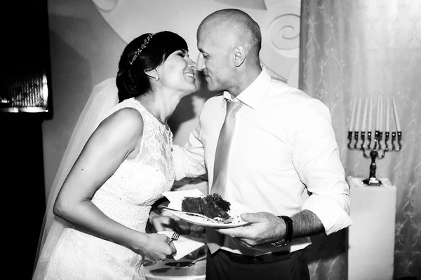 Brunette bride  bald groom kissing — Stock Photo, Image