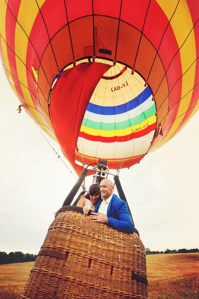 Braut und Bräutigam im Ballonkorb — Stockfoto