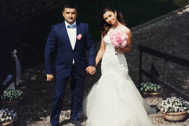 Şık genç mutlu gelin damat için