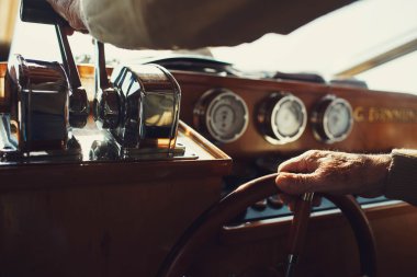 eski Kaptan yat, deniz yönetir,