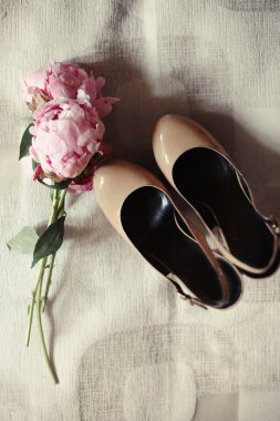 parlak bej topuklu gelin pembe