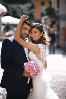 Şık genç mutlu gelin damat için