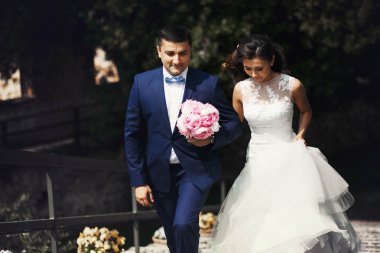 Şık genç mutlu gelin damat için