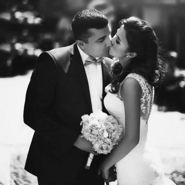 Şık genç mutlu gelin damat için