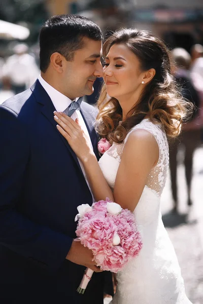 Snygga unga lyckliga bruden till brudgummen — Stockfoto