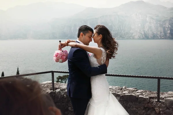 Casal no fundo incrível paisagem — Fotografia de Stock