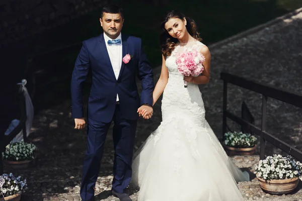 Şık genç mutlu gelin damat için — Stok fotoğraf