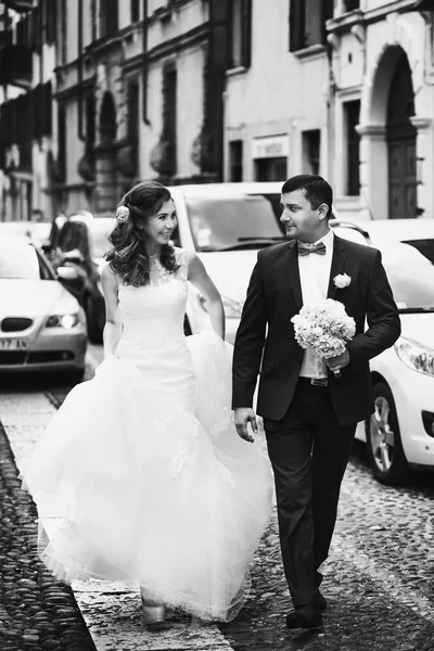 Couple goes down the street — Stock Photo, Image