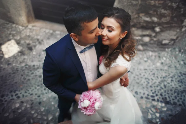Snygga unga lyckliga bruden till brudgummen — Stockfoto