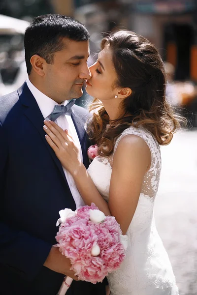 Stilvolle junge glückliche Braut für den Bräutigam — Stockfoto