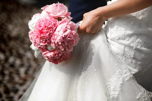 Стильная элегантность невесты и жениха — стоковое фото