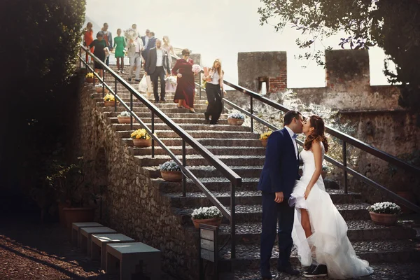 Elegante joven feliz novia para el novio —  Fotos de Stock