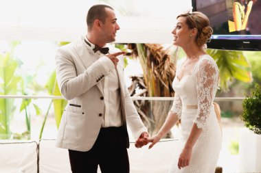 muhteşem sarışın gelin ve şık damat