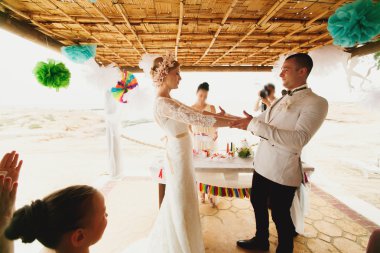 muhteşem sarışın gelin ve şık damat