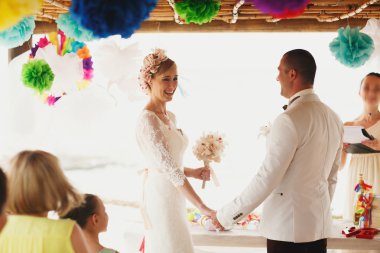 muhteşem sarışın gelin ve şık damat