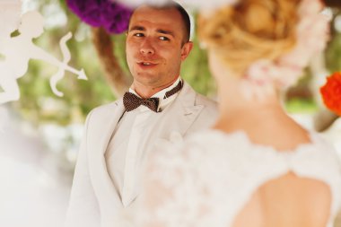Orkide ve şık damat ile gelin