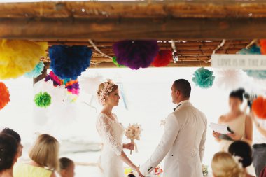 muhteşem sarışın gelin ve şık damat