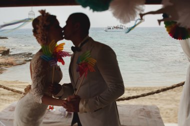 muhteşem sarışın gelin ve şık damat