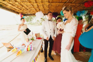 muhteşem sarışın gelin ve şık damat