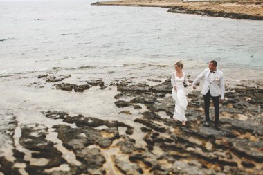 muhteşem sarışın gelin ve şık damat