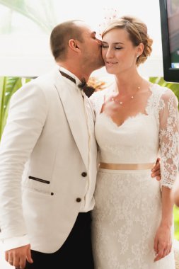 muhteşem sarışın gelin ve şık damat