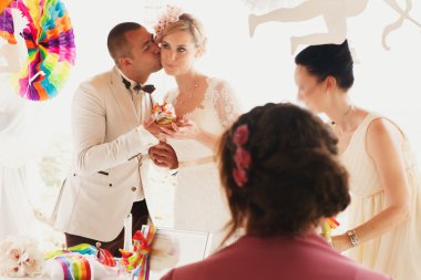 muhteşem sarışın gelin ve şık damat